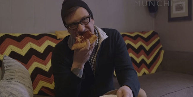 Uncle foreigner has been eating pizza every day for 25 years, and he is happy even after eating his favorite food - top emoticon