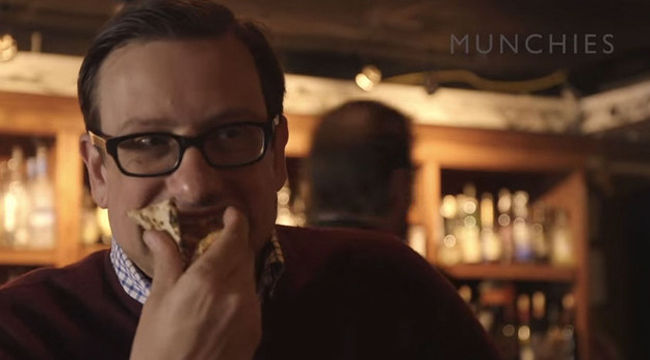 Uncle foreigner has been eating pizza every day for 25 years, and he is happy even after eating his favorite food - top emoticon