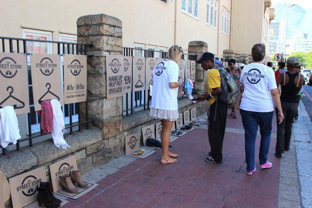 Street donation shop, protect the dignity of recipients--top emoticon