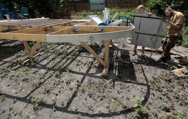 DIY a boat out of plastic bottles and sail 500 miles - top emoticon