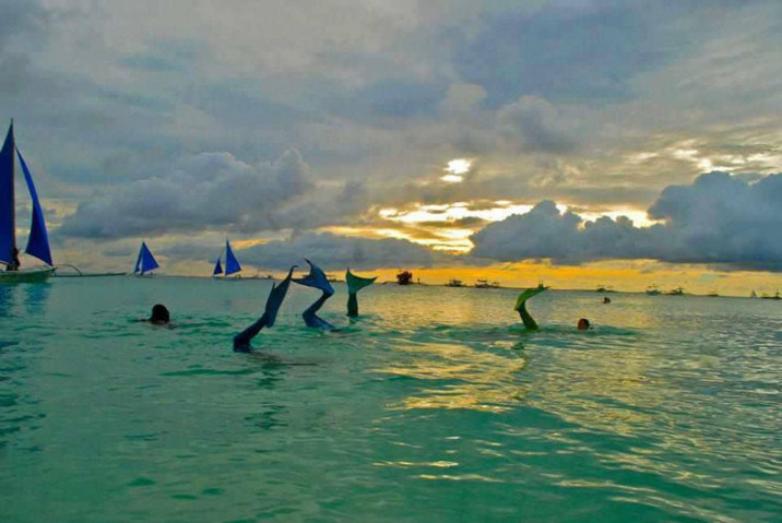 Swimming school teaches you how to become a mermaid--top emoticon