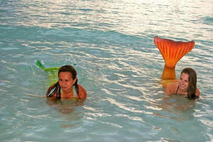 Swimming school teaches you how to become a mermaid--top emoticon