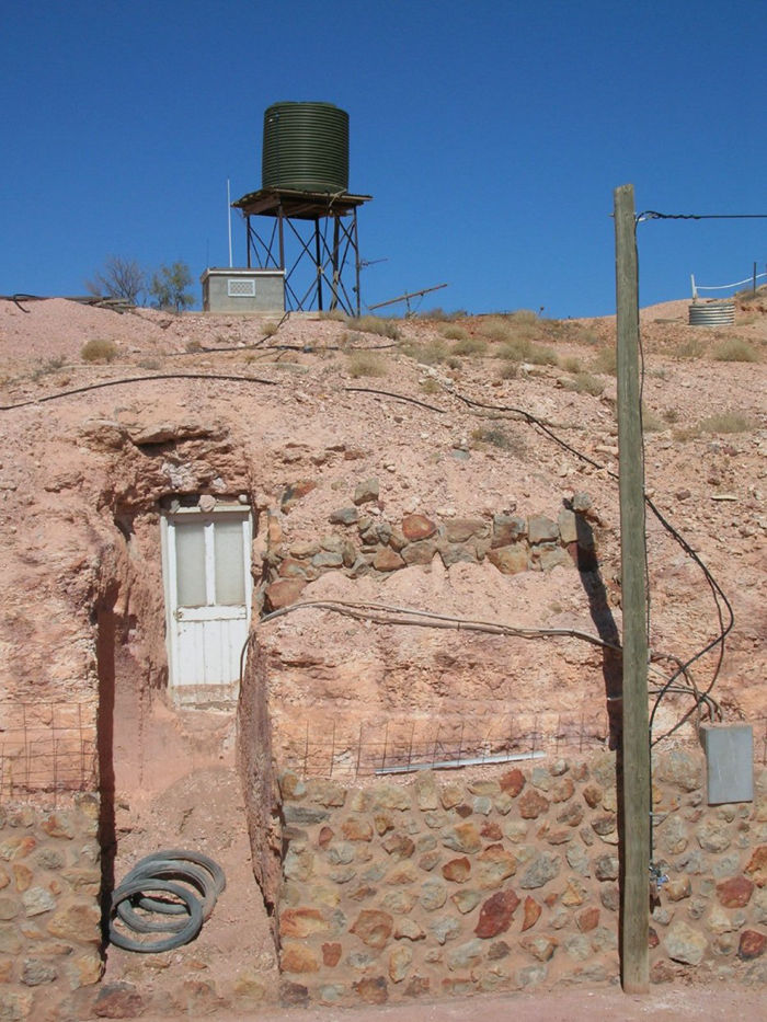 The only real underground city in the world, a small town living underground in Australia--top emoticon