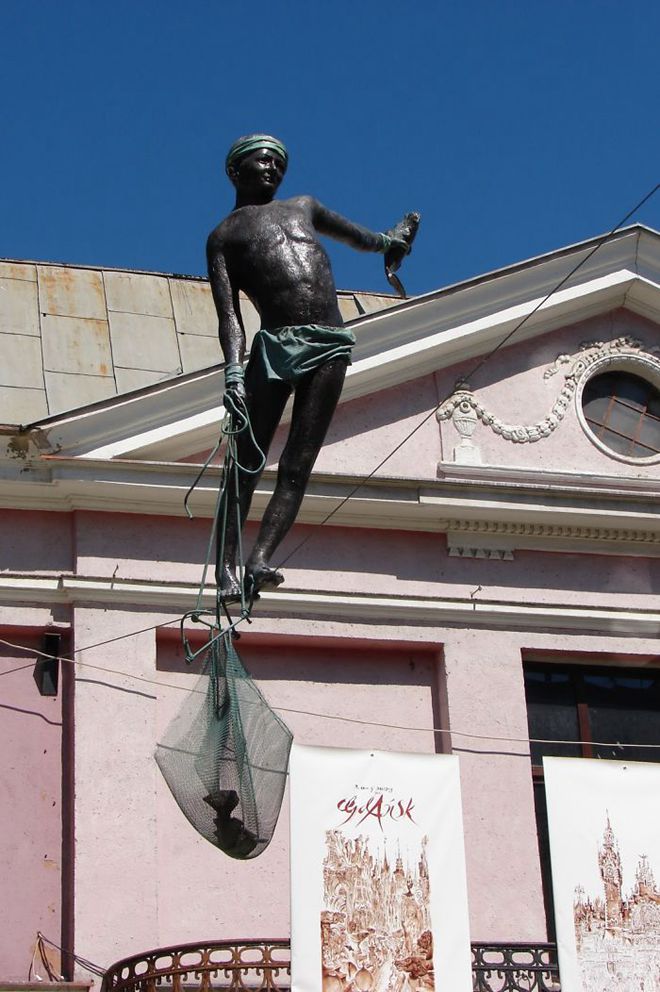 17 weird sculptures--top emoticons