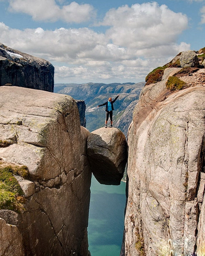 The 8 most thrilling attractions in the world - pin emoticons